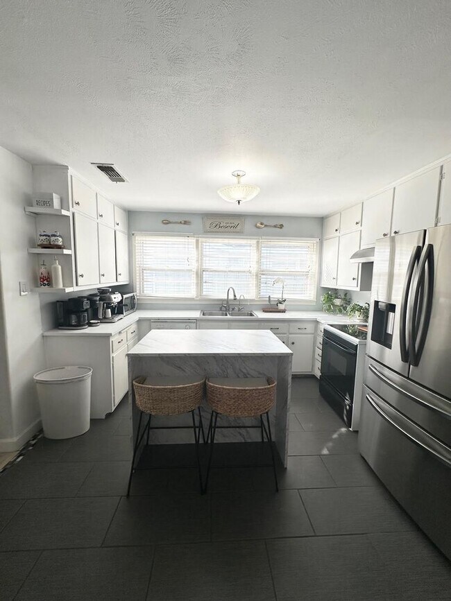 Building Photo - 3 Bed 1.5 Bath Ready to Rent ASAP!