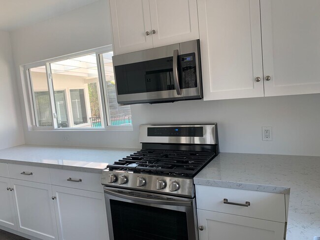 Building Photo - Recently Upgraded and Refreshed House with Pool and Casita