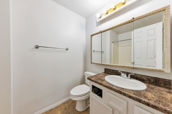 Building Photo - 2 Story Pet Friendly Duplex - 3 Bed - 2.5 Bath - Available on June 3rd!