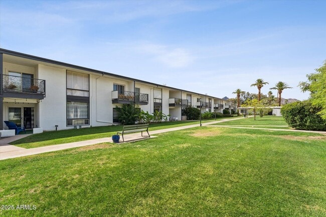 Building Photo - 3242 E Camelback Rd
