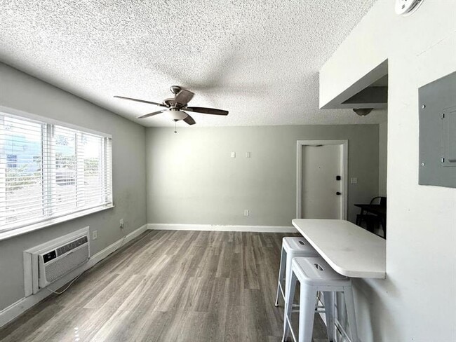 Building Photo - 820 NE 17th Ave