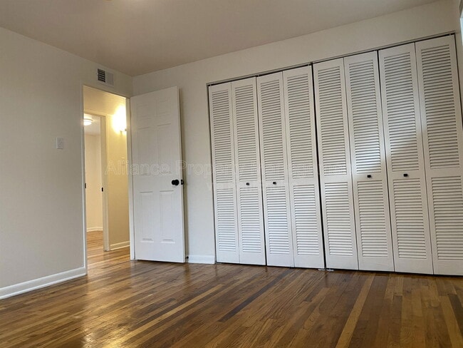 Building Photo - 2605 Lark Dr