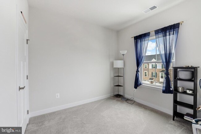 Building Photo - 105 Burkwood Ter