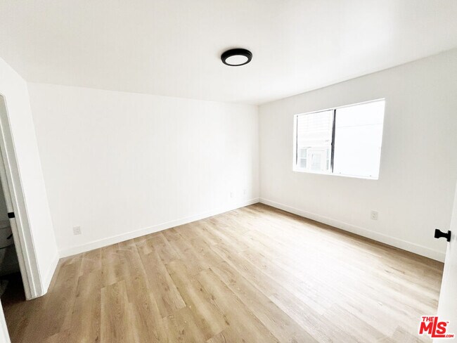 Building Photo - 5440 Carlton Way