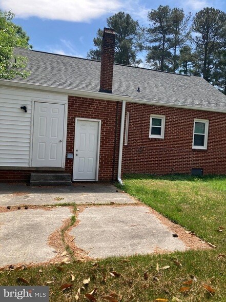 Building Photo - 915 Hampton Rd