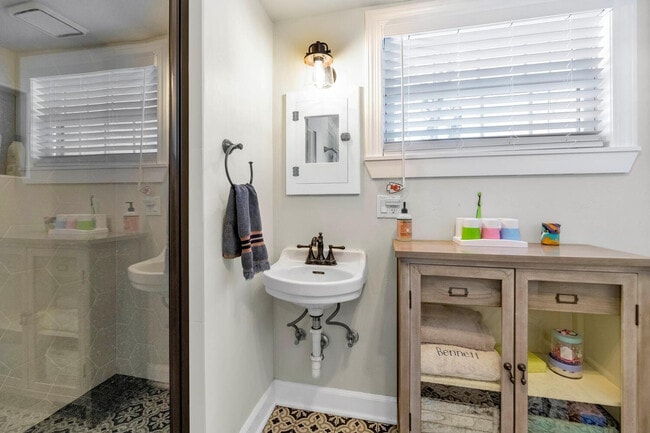 Building Photo - 1021 W Encanto Blvd