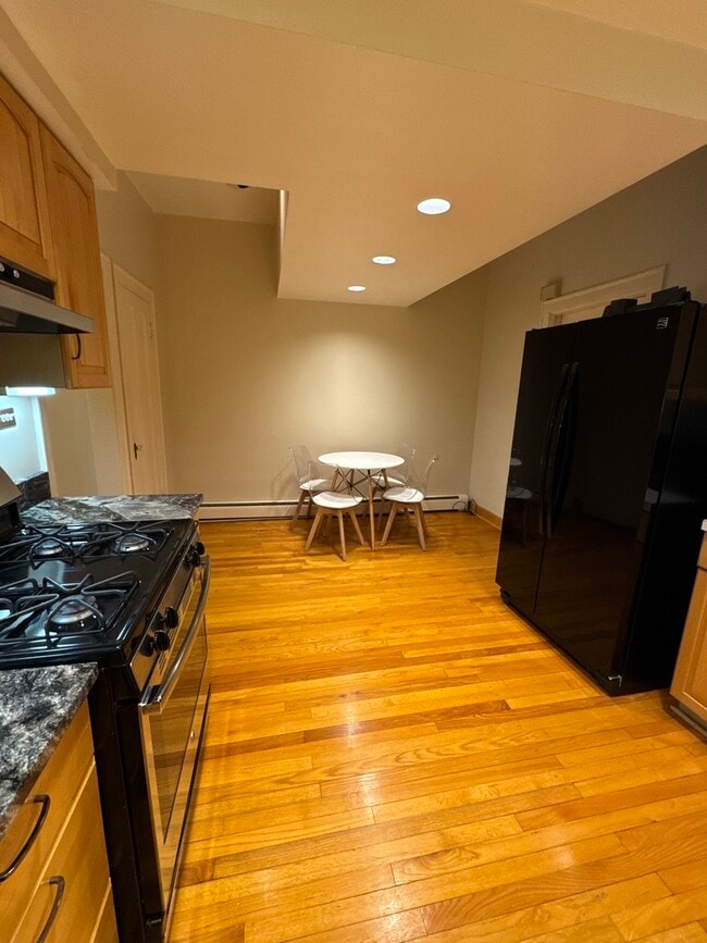 Building Photo - 7450 N Claremont Ave