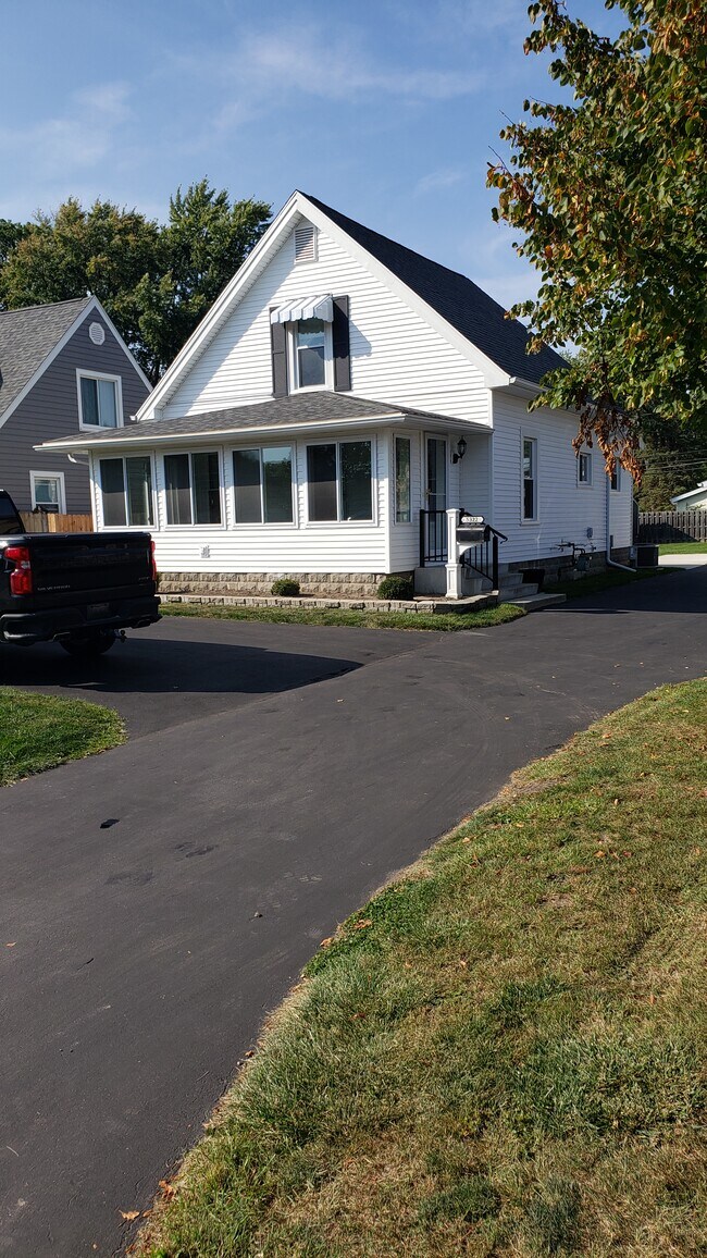 Primary Photo - 5322 W Bancroft St