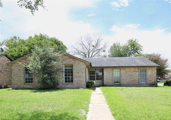 Building Photo - 4731 Pinebrook Ln