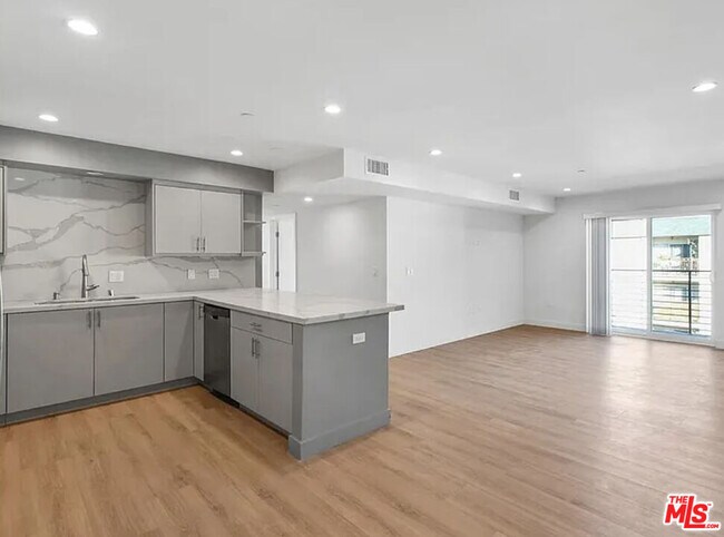 Building Photo - 5405 Hermitage Ave