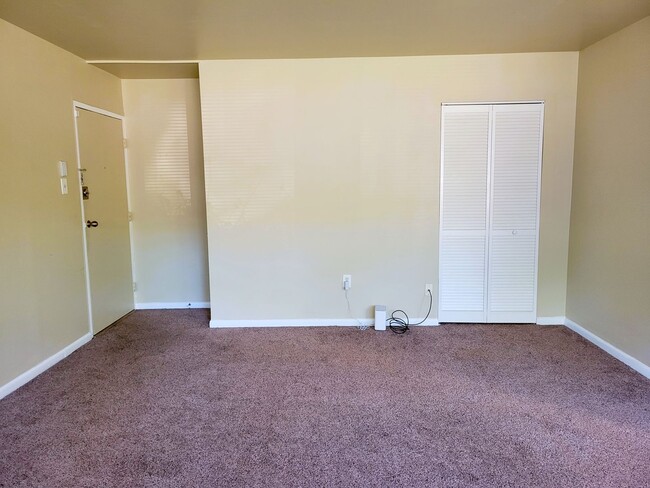 Building Photo - One bedroom condo with lots of space in He...