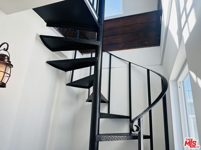 Building Photo - 410 Pershing Dr