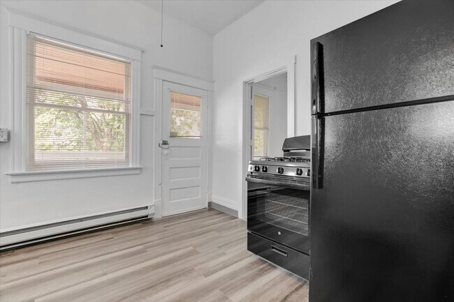 Building Photo - Charming Goose Hollow Home, Big, Spacious, and Bright! Move-in Specials!