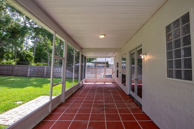 Building Photo - Stunning home in desirable neighborhood