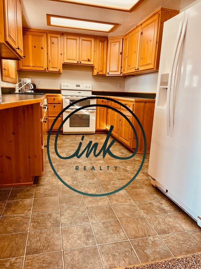 Building Photo - Charming Cabin-Style Home with Stunning To...