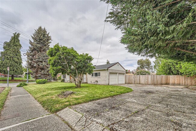 Building Photo - Charming and newly remodeled 4 bed x 2 bat...