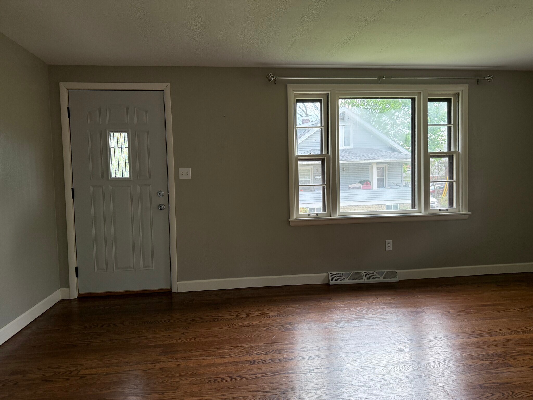 Large living room - 818 Wyoming Pl NE