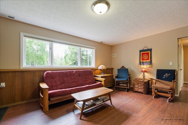 Building Photo - Beautiful 4 Bedroom 2 Bathroom House!
