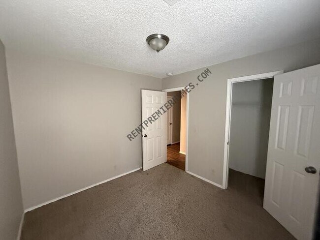 Building Photo - 1533 E 67th Pl
