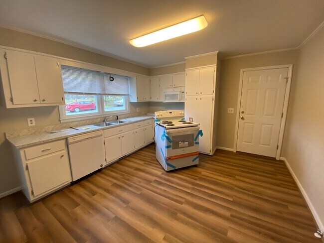 Building Photo - Coming Available July 2025 – Spacious 3BR/...