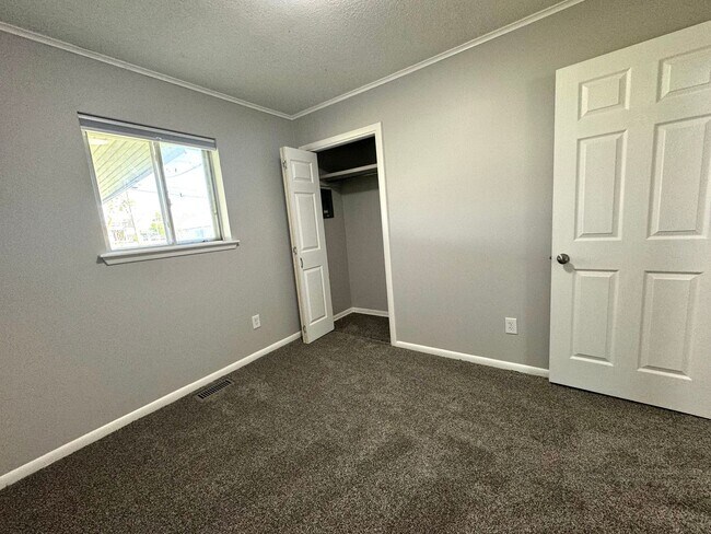 Building Photo - 1105 N Fern Ave