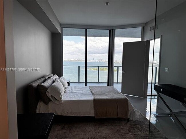 Building Photo - 700 NE 24th St