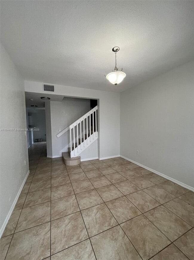 Building Photo - 919 SE 16th Ct
