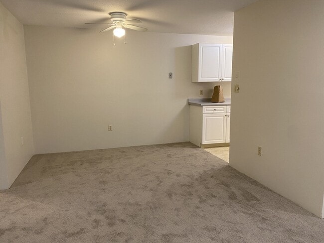 Building Photo - 19 Village Rock Ln