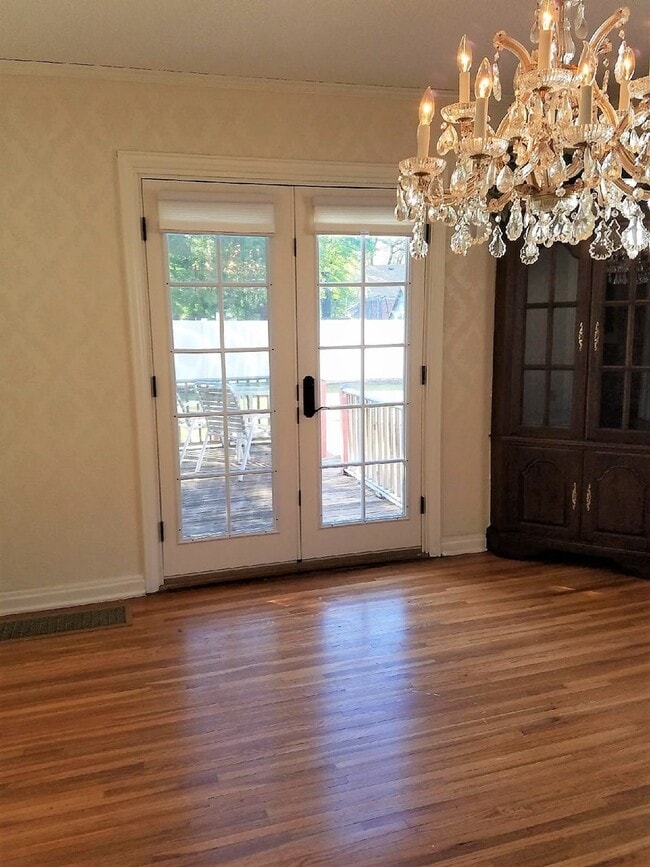 Building Photo - 3 bed 2 bath Riverside Home