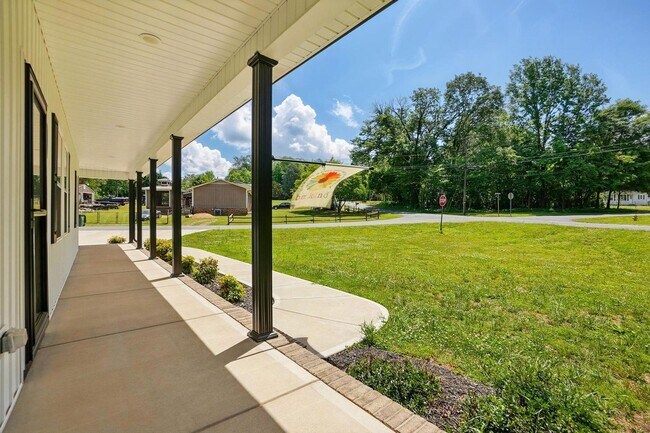 Building Photo - Mount Holly 3 Bedroom Ranch w/ Fenced in B...