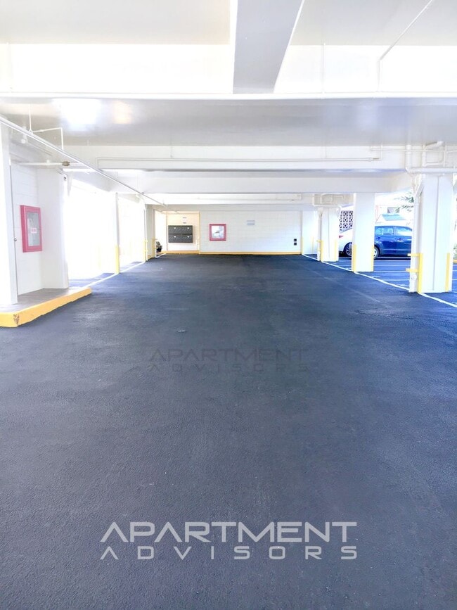 Building Photo - 412 N Kuakini St