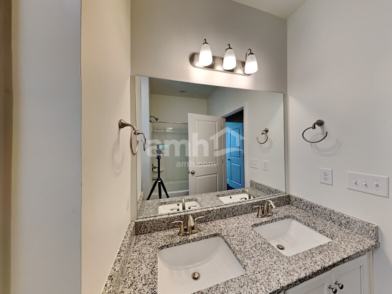 Building Photo - 7077 Creeksong Dr