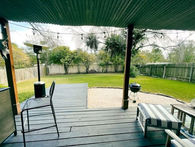 Building Photo - Beautifully Updated 3/2 — FULLY FURNISHED in North Austin