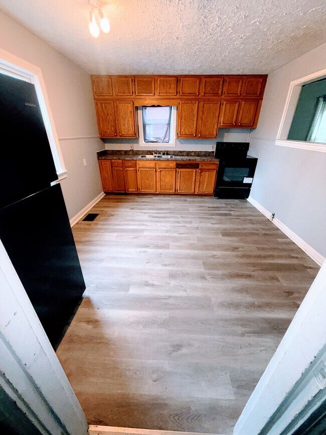 Building Photo - 4 Bedroom 1 Bathroom Home