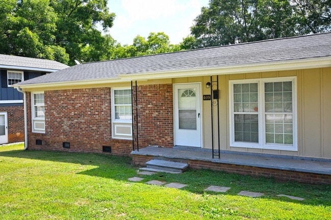 Building Photo - New Lower Price! Remodeled 3 bed / 1.5 bath home near downtown Spartanburg