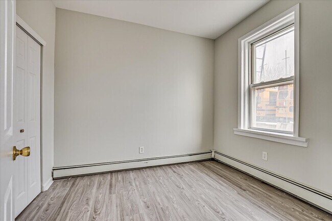 Building Photo - 422 Division St