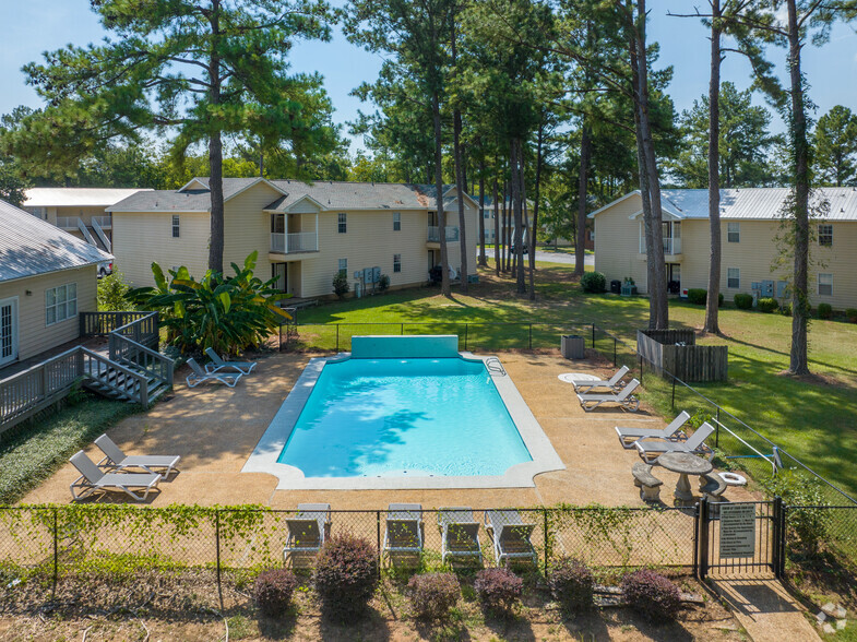 Pool - Princeton Place Apartments