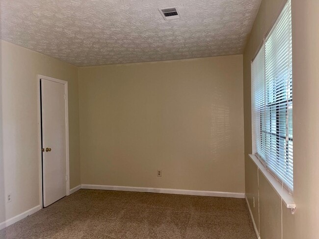 Building Photo - 3 Bed/2 Bath Ranch W/ Granite Counters & SS Appliances!