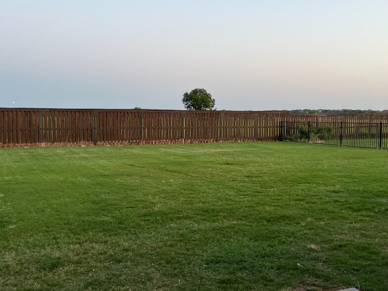 Building Photo - 310 Oar Wood Dr