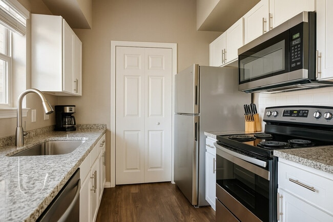 Building Photo - 6225 Saratoga Blvd