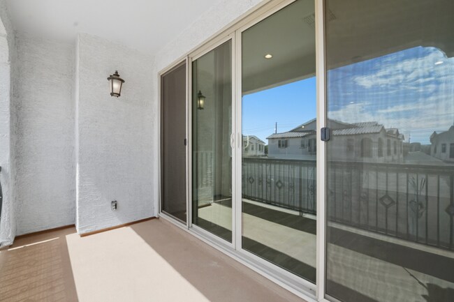 Building Photo - Like Brand New Luxurious Modern 3 Bedroom 2 Bath Townhome in Warner Meadow – Rare Rental Opportun...