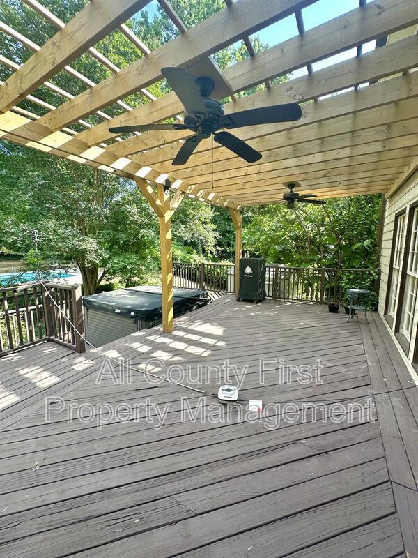 Building Photo - 5621 Shadow View Dr SW