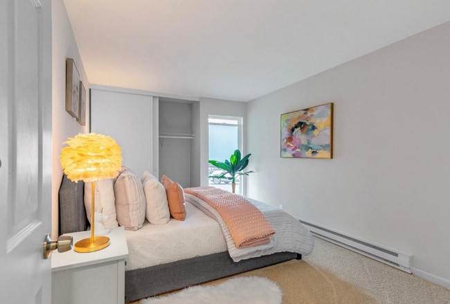 Building Photo - Bellevue Square Ground Floor 2 Bedroom Condo