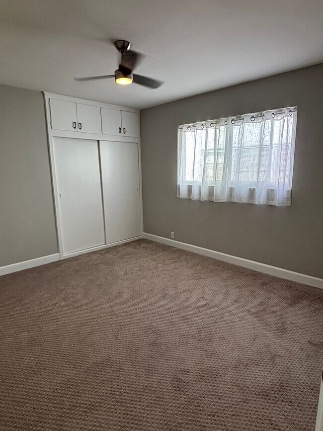Building Photo - 1 Bedroom available now!