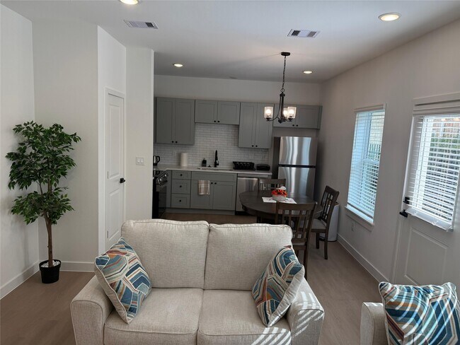 Building Photo - 11621 Waldemar Dr