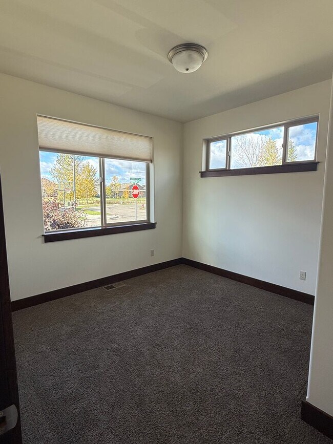 Building Photo - 5 bedroom 2.5 Bath home in Bozeman with at...
