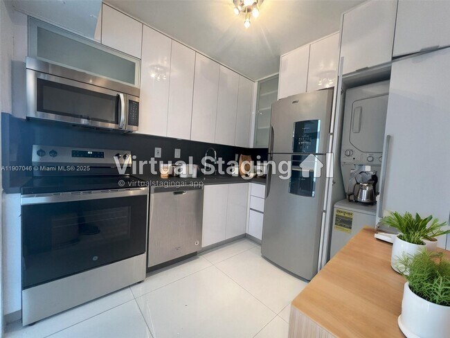 Building Photo - 3731 N Country Club Dr