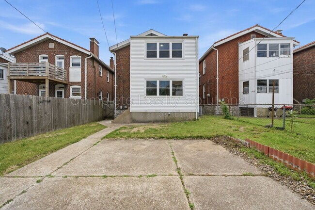 Building Photo - 5055 Lindenwood Ave