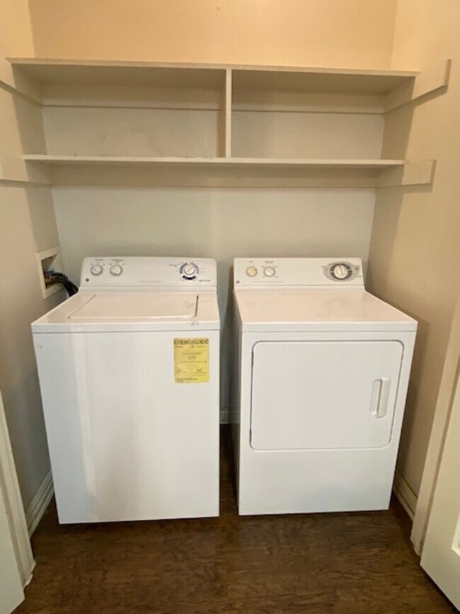 Building Photo - 2 BEDROOM 2.5 BATH TOWNHOME