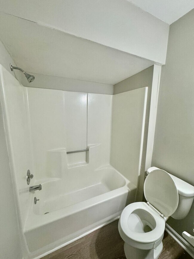 Building Photo - Charming three bedroom, two bathroom home in North Charleston!